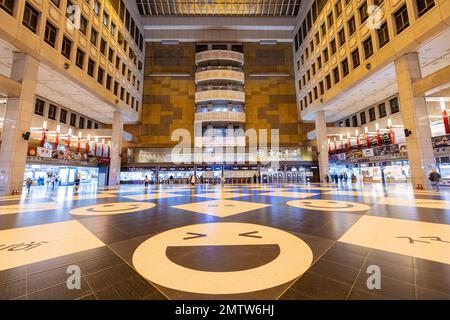 Taipei, JAN 3 2023 - Innenansicht der Lobby des Hauptbahnhofs von Taipei Stockfoto