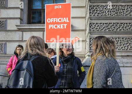 London, Großbritannien. 01. Februar 2023. Mitglieder der PCS-Vereinigung an einer Streiklinie außerhalb des Departements für Digital, Kultur, Medien und Sport, bevor sie später in den TUC marschieren, bis Downing Street Credit: Imageplotter/Alamy Live News Stockfoto