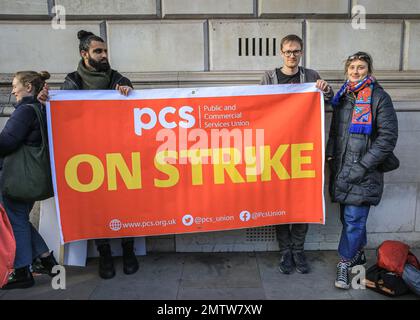 London, Großbritannien. 01. Februar 2023. Mitglieder der PCS-Vereinigung an einer Streiklinie außerhalb des Departements für Digital, Kultur, Medien und Sport, bevor sie später in den TUC marschieren, bis Downing Street Credit: Imageplotter/Alamy Live News Stockfoto
