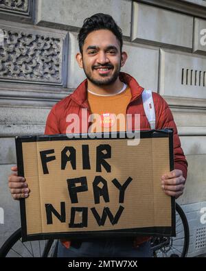 London, Großbritannien. 01. Februar 2023. Mitglieder der PCS-Vereinigung an einer Streiklinie außerhalb des Departements für Digital, Kultur, Medien und Sport, bevor sie später in den TUC marschieren, bis Downing Street Credit: Imageplotter/Alamy Live News Stockfoto