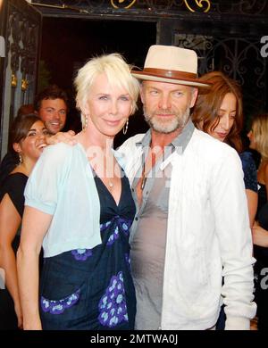 Sting und seine Frau Trudie Styler nehmen an der Veröffentlichung des Debütalbums „The Ivy ceiling“ von Lokah Music im Bruno Jamais Restaurant Club Teil. Das Album vereint traditionellen indischen Kirtan mit moderner Popmusik und kombiniert heilige Sanskrit Mantras mit elektronischen und akustischen Instrumenten. Zu den Gastkünstlern auf den Aufnahmen gehören Sting, Russell Simmons und Roderick und Anisa Romero von Sky Cies Mary. New York, NY. 8/6/08. Stockfoto