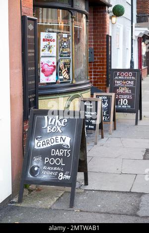 Ein Rahmen-Pub-Restaurant-Kreidetafel-Werbeschild auf dem Bürgersteig Stockfoto