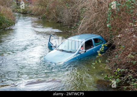 Auto in den Fluss Avon in Salisbury UK gefahren Stockfoto