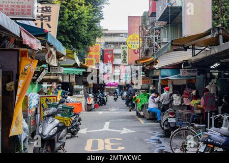 Taipei, 17 2022. DEZEMBER - Morgenblick auf den traditionellen Nachtmarkt von Nanjichang Stockfoto