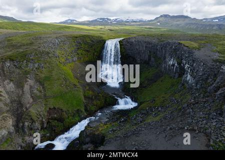 Drohnenflugzeug des Kerlingarfoss-Wasserfalls in der Nähe von Olafsvik auf Islands Halbinsel Snafellsnes. Stockfoto