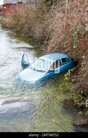 Auto in den Fluss Avon in Salisbury UK gefahren Stockfoto