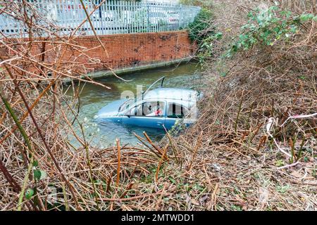 Auto in den Fluss Avon in Salisbury UK gefahren Stockfoto