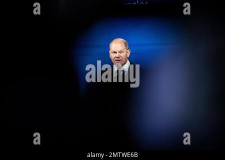 Ensdorf, Deutschland. 01. Februar 2023. Bundeskanzler Olaf Scholz (SPD) spricht auf einer Veranstaltung am zukünftigen Standort der Wolfspeed-Chip-Fabrik in Ensdorf im Saarland. Das US-Unternehmen Wolfspeed möchte eine moderne Chip-Fabrik im Saarland bauen. Kredit: Boris Roessler/dpa/Alamy Live News Stockfoto