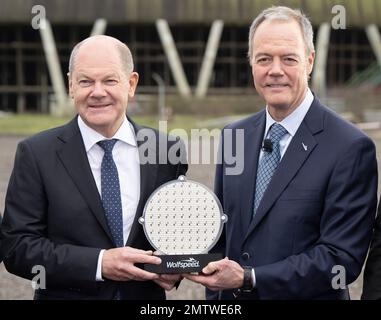 Ensdorf, Deutschland. 01. Februar 2023. Bundeskanzler Olaf Scholz (l, SPD) und Gregg Lowe, CEO von Wolfspeed, halten bei einer Veranstaltung am zukünftigen Standort der Wolfspeed-Chip-Fabrik in Ensdorf im Saarland einen Wackelkontakt. Kredit: Boris Roessler/dpa/Alamy Live News Stockfoto