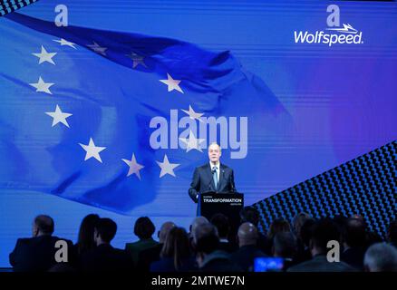 Ensdorf, Deutschland. 01. Februar 2023. Gregg Lowe, CEO von Wolfspeed, spricht auf einer Veranstaltung am zukünftigen Standort der Wolfspeed-Chip-Fabrik in Ensdorf im Saarland. Das US-Unternehmen Wolfspeed möchte eine moderne Chip-Fabrik im Saarland bauen. Kredit: Boris Roessler/dpa/Alamy Live News Stockfoto