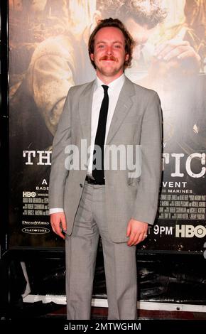 Tom Budge kommt zur Premiere der HBO-Miniserien „The Pacific“ im Grauman's Chinese Theatre. Los Angeles, Kalifornien. 02/24/10. Stockfoto