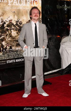 Tom Budge kommt zur Premiere der HBO-Miniserien „The Pacific“ im Grauman's Chinese Theatre. Los Angeles, Kalifornien. 02/24/10. Stockfoto