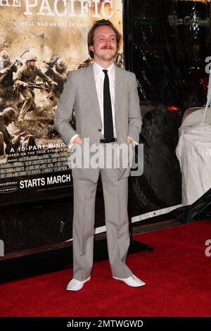 Tom Budge kommt zur Premiere der HBO-Miniserien „The Pacific“ im Grauman's Chinese Theatre. Los Angeles, Kalifornien. 02/24/10. . Stockfoto