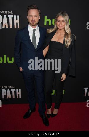 Aaron Paul und Lauren Parsekian nehmen an der Premiere der Hulu Original Serie „The Path“ in Los Angeles im ArcLight Cinema in Hollywood, Kalifornien Teil. 21. März 2016. Stockfoto