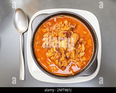 Callos a la Madrileña, gekochtes Tripe-Gericht. Madrid, Spanien. Stockfoto