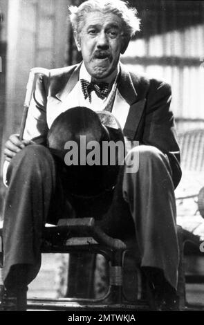 Drôle de Drame Jahr 1937 - Frankreich Michel Simon Direktor: Marcel Carné Stockfoto