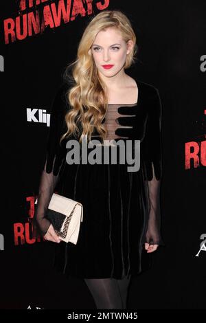 Riley Keough, Tochter von Lisa Marie Presley, wandelt auf dem roten Teppich bei der Premiere von „The Runaways“ im ArcLight Cinemas Cinerama Dome. Los Angeles, Kalifornien. 03/11/10. . Stockfoto