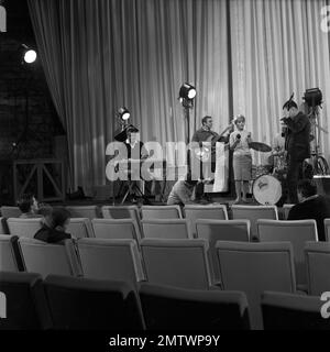 A Couteaux tirés Daggers gezeichnet Jahr 1964 Frankreich Direktor: Charles Gérard Petula Clark Stockfoto