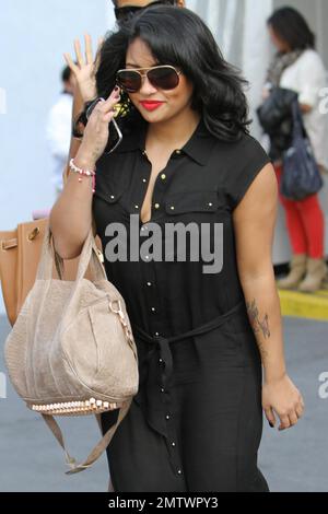 UK Girl Group Samstags freuen sich auf ihren Besuch in Südkalifornien in leuchtenden Farben und sommerlichen Outfits, wenn sie eine Tagung auf dem Sunset Strip verlassen. Los Angeles, Kalifornien. 17. Februar 2012 Stockfoto