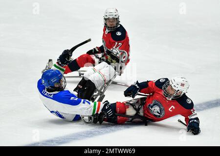 27. Januar 2023, Turin, Italien, Italien: Italien, Turin 27. Dezember 2023 PalaTazzoli.10. Internationales para-Eishockey-Turnier in Turin 2023 .Semi-Finale : Italien gegen Norwegen 2-3,77 Andreoni alessandro (ita) 16 Nordstoga Knut Andreas (Norwegen) (Kreditbild: © Tonello Abozzi/Pacific Press via ZUMA Press Wire) REDAKTIONELLE VERWENDUNG! Nicht für den kommerziellen GEBRAUCH! Stockfoto