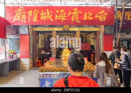 Taipei, 3 2023. JANUAR - Menschen, die im Taipei Xiahai City God Temple beten Stockfoto