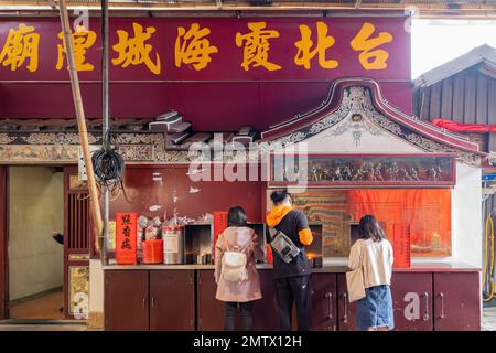 Taipei, 3 2023. JANUAR - Menschen, die im Taipei Xiahai City God Temple beten Stockfoto