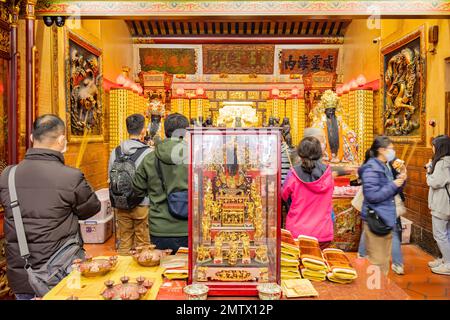 Taipei, 3 2023. JANUAR - Menschen, die im Taipei Xiahai City God Temple beten Stockfoto