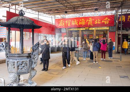 Taipei, 3 2023. JANUAR - Menschen, die im Taipei Xiahai City God Temple beten Stockfoto