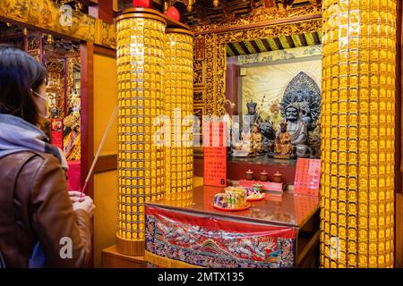 Taipei, 3 2023. JANUAR - Menschen, die im Taipei Xiahai City God Temple beten Stockfoto