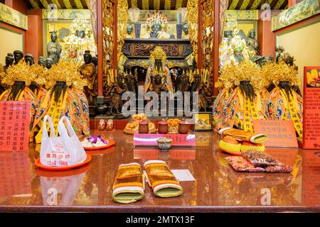 Taipei, 3 2023. JANUAR - Menschen, die im Taipei Xiahai City God Temple beten Stockfoto