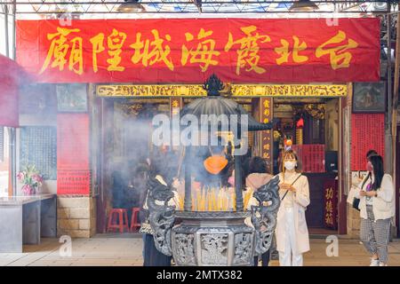 Taipei, 3 2023. JANUAR - Menschen, die im Taipei Xiahai City God Temple beten Stockfoto