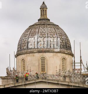 London, Großbritannien. 01. Februar 2023. Baumeister in Schutzhelmen und Sicherheitswesten sind heute auf dem oberen Teil der Fassade der National Gallery zu sehen. Das Museum, das 1838 am Trafalgar Square eröffnet wurde, wird im Jahr 2024 zum Zweiten Mal eröffnet und wird derzeit im Rahmen des Programms NG200 umfassend renoviert und renoviert. Große Teile der Fassade gegenüber dem Trafalgar Square sind mit Gerüsten bedeckt. Kredit: Imageplotter/Alamy Live News Stockfoto