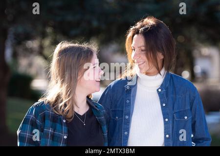 Justine Lacroix und Carole Bianic, die am 01. Februar 2023 beim Fille de Paysan Photocall anlässlich des Luchon TV Festivals 25. (Festival TV de Luchon) in Luchon, Frankreich, teilnahmen. Foto: Aurore Marechal/ABACAPRESS.COM Stockfoto