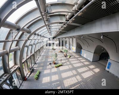 Taipei, 23 2022. DEZ. - Innenansicht der U-Bahn-Station Daan Park Stockfoto