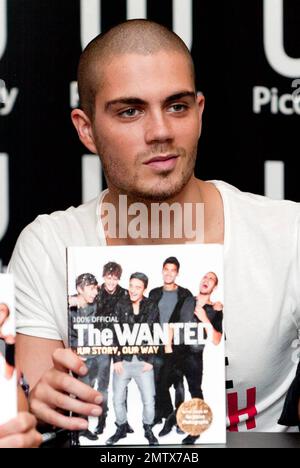 Max George von Boy Band The Wanted bei der Unterzeichnung des neuen Buches "The Wanted: Our Story, Our Way - 100% Official" in Waterstone's Piccadilly. London, Großbritannien. 11/5/10. Stockfoto