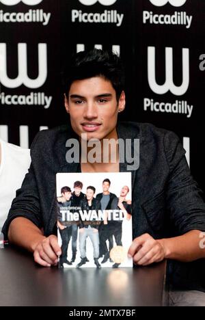 Siva Kaneswaran von Boy Band The Fed bei der Unterzeichnung des neuen Buches „The Wanted: Our Story, Our Way - 100% Official“ bei Waterstone's Piccadilly. London, Großbritannien. 11/5/10. Stockfoto