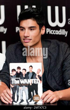 Siva Kaneswaran von Boy Band The Fed bei der Unterzeichnung des neuen Buches „The Wanted: Our Story, Our Way - 100% Official“ bei Waterstone's Piccadilly. London, Großbritannien. 11/5/10. Stockfoto