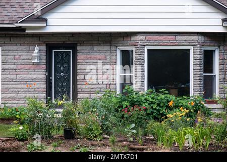 Haus im gemütlichen Stil mit englischem Cottage Design Garten, Brownsburg, Quebec, Kanada Stockfoto