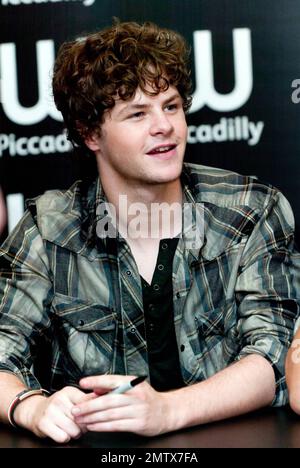 Jay McGuiness von Boy Band The Wanted bei der Unterzeichnung des neuen Buches The Wanted: Our Story, Our Way - 100% Official bei Waterstone's Piccadilly. London, Großbritannien. 11/5/10. Stockfoto