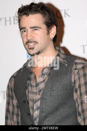 Colin Farrell posiert in einer halbgeknöpften Weste, einem karierten Hemd und unverschlossenen Stiefeln mit seiner Brille auf dem Kopf im Claridge's Hotel während des Fotoaufrufs für „The Way Back“, einer heldenhaften Überlebensgeschichte über einen Soldaten, der 1940 aus einem sibirischen Gulag flieht, basierend auf Fakten. London, Großbritannien. 12/08/10. Stockfoto