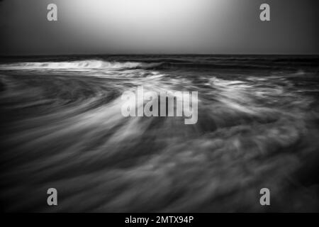 Abstrakte Meereslandschaft in Schwarz und Weiß Stockfoto
