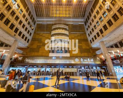 Taipei, JAN 3 2023 - Innenansicht der Lobby des Hauptbahnhofs von Taipei Stockfoto