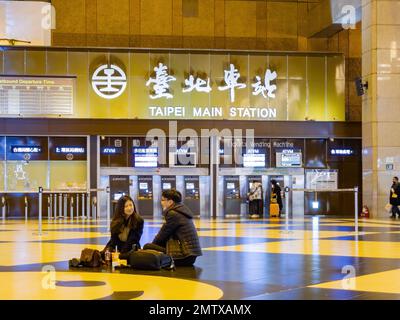 Taipei, JAN 3 2023 - Innenansicht der Lobby des Hauptbahnhofs von Taipei Stockfoto