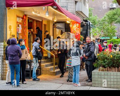 Taipei, JANUAR 4 2023 - viele Leute warteten vor dem Shuang Yue Food Stockfoto