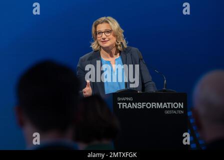 Ensdorf, Deutschland. 01. Februar 2023. Anke Rehlinger (SPD), Ministerpräsident des Saarlandes, spricht auf einer Veranstaltung am zukünftigen Standort der Wolfspeed-Chip-Fabrik in Ensdorf im Saarland. Das US-Unternehmen Wolfspeed möchte eine moderne Chip-Fabrik im Saarland bauen. Kredit: Harald Tittel/dpa/Alamy Live News Stockfoto