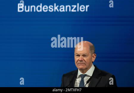 Ensdorf, Deutschland. 01. Februar 2023. Bundeskanzler Olaf Scholz (SPD) spricht auf einer Veranstaltung am zukünftigen Standort der Wolfspeed-Chip-Fabrik in Ensdorf im Saarland. Das US-Unternehmen Wolfspeed möchte eine moderne Chip-Fabrik im Saarland bauen. Kredit: Harald Tittel/dpa/Alamy Live News Stockfoto