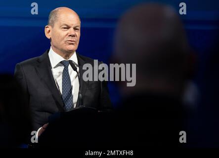 Ensdorf, Deutschland. 01. Februar 2023. Bundeskanzler Olaf Scholz (SPD) spricht auf einer Veranstaltung am zukünftigen Standort der Wolfspeed-Chip-Fabrik in Ensdorf im Saarland. Das US-Unternehmen Wolfspeed möchte eine moderne Chip-Fabrik im Saarland bauen. Kredit: Boris Roessler/dpa/Alamy Live News Stockfoto