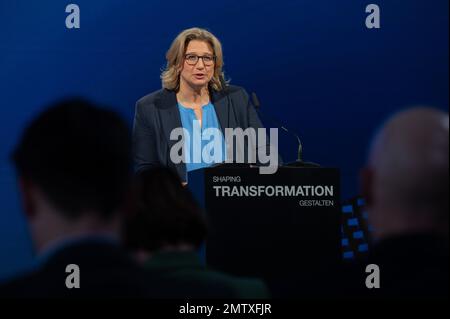 Ensdorf, Deutschland. 01. Februar 2023. Anke Rehlinger (SPD), Ministerpräsident des Saarlandes, spricht auf einer Veranstaltung am zukünftigen Standort der Wolfspeed-Chip-Fabrik in Ensdorf im Saarland. Das US-Unternehmen Wolfspeed möchte eine moderne Chip-Fabrik im Saarland bauen. Kredit: Harald Tittel/dpa/Alamy Live News Stockfoto