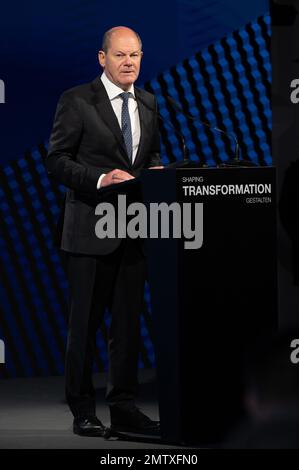 Ensdorf, Deutschland. 01. Februar 2023. Bundeskanzler Olaf Scholz (SPD) spricht auf einer Veranstaltung am zukünftigen Standort der Wolfspeed-Chip-Fabrik in Ensdorf im Saarland. Das US-Unternehmen Wolfspeed möchte eine moderne Chip-Fabrik im Saarland bauen. Kredit: Harald Tittel/dpa/Alamy Live News Stockfoto