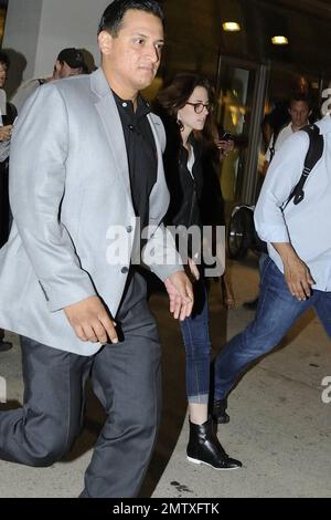 Kristen Stewart kommt vor dem Toronto International Film Festival am Toronto International Airport an. Toronto, WEITER. 5. September 2012 Stockfoto